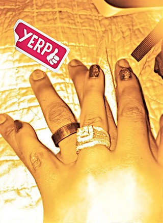 Bobbi Kristina mostra aliança de casamento (Foto: Twitter / Reprodução)