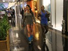 De roupa de ginástica, Gracyanne Barbosa passeia em shopping