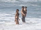 Daniele Suzuki exibe boa forma em dia de praia com o marido e o filho