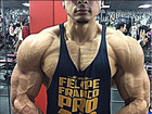 Felipe Franco mostra músculos e exibe veias saltadas na academia