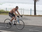 Rafael Cardoso, Igor Rickli e Rafael Losso se exercitam de bicicleta no Rio