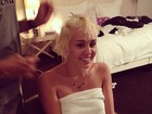 Miley Cyrus posa só de toalha enquanto muda o visual