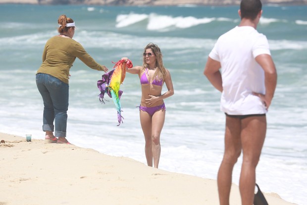 Deborah Secco de biquíni na praia da Barra da Tijuca, RJ (Foto: Dilson Silva / Agnews)