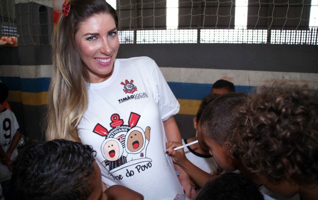 Tatiane Minerato participa de festa benificente para crianças (Foto: Paduardo / AgNews)