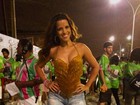 Renata Santos exibe pernas torneadas no ensaio de rua da Mangueira