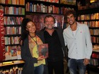Aline Riscado e Felipe Roque prestigiam lançamento de livro no Rio
