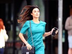 Thaila Ayala usa vestido curtinho em passeio em Los Angeles, nos EUA