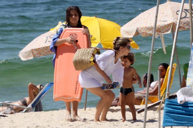 Claudia Abreu com a família na praia (Foto: J. Humberto / AgNews)
