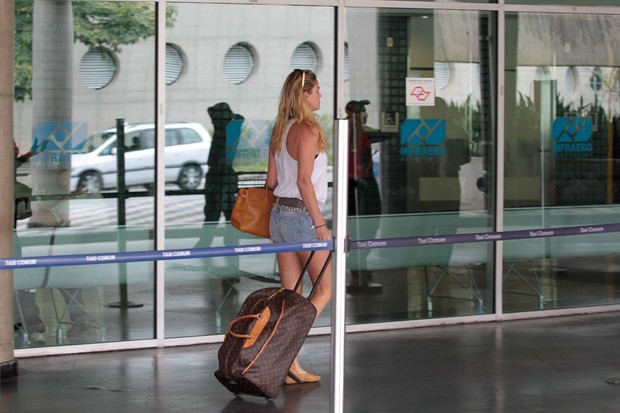 Leticia Birkheuer de shortinho em aeroporto (Foto: Orlando Oliveira/AgNews)