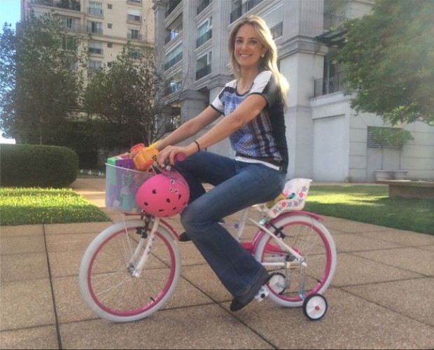 Ticiane Pinheiro pedala em bicicleta de Rafinha Justus (Foto: Instagram / Reprodução)
