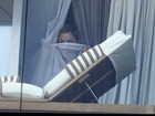 Em dia de show, Madonna e filhos aparecem na sacada de quarto do hotel 