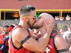 Smack! Claudia Leitte embala beijos gays em seu bloco na Bahia