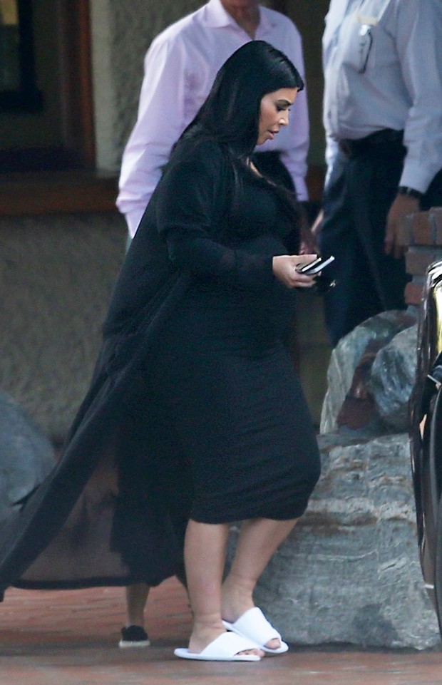 Kim Kardashian usan chinelo de hotel em San Diego, na Califórnia (Foto: AKM)
