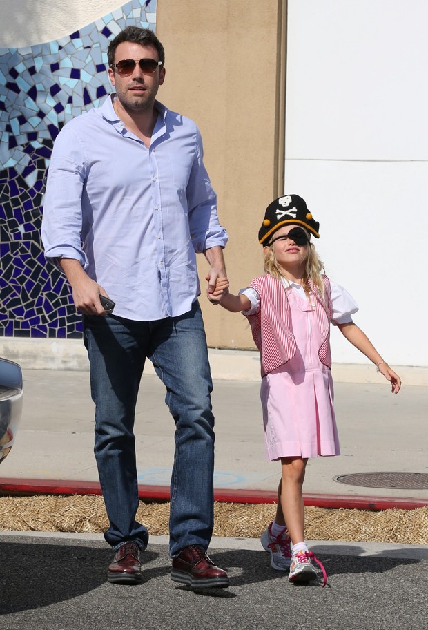 Ben Affleck e a filha Violet X17 (Foto: X17/Agência)