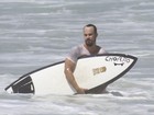 Paulo Vilhena tem dia de surfe e faz homenagem a Chorão