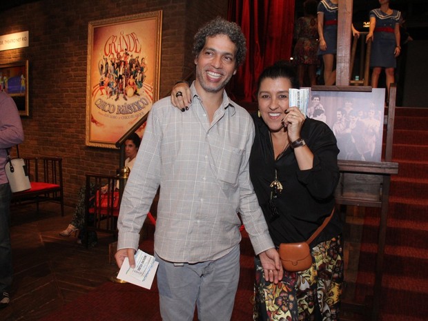 Regina Casé com o marido, Estevão Ciavatta, em show no Rio (Foto: Foto Rio News)