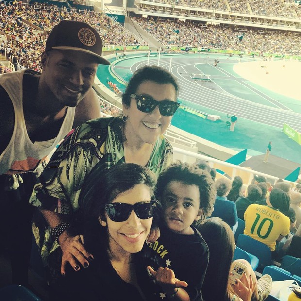 Regina Casé e a família no Engenhão, onde foram assistir às provas de atletismo neste sábado, 13 (Foto: Reprodução/Instagram)