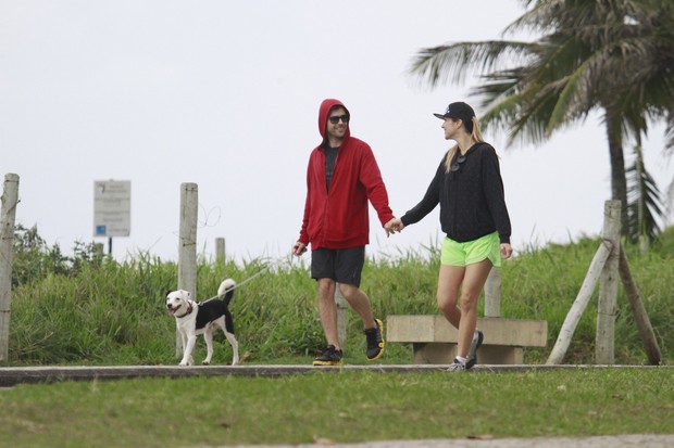 Ellen Jabour caminha na orla com o namorado (Foto: Dilson Silva / AgNews)