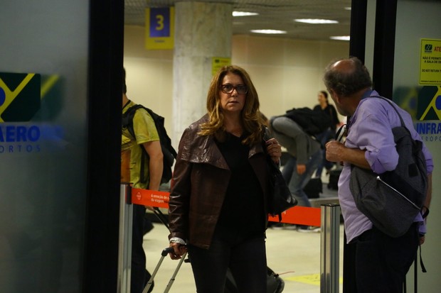 Patrícya Travassos em aeroporto no Rio (Foto: Marcello Sá Barreto/ Ag. News)