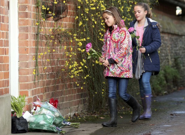 Crianças prestam homenagens a George Michael na Inglaterra (Foto: Reuters)