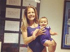 Nívea Stelmann faz aula de natação com filha caçula