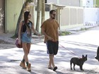 Paulinho Vilhena leva cachorro para passear