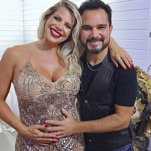 Karina Bacchi, grávida, com Luciano em bastidores de show em Maceió (Foto: Instagram/ Reprodução)