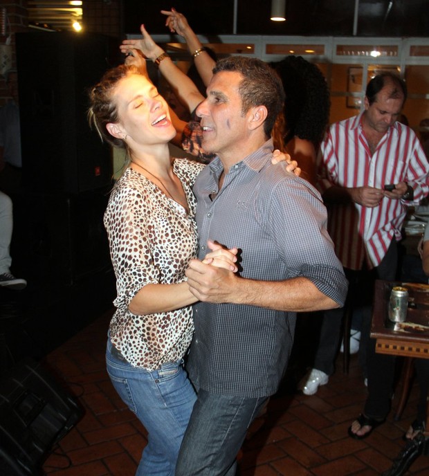 Carolina Dieckmann dança com Eri Johnson em evento no Rio (Foto: Marcus Pavão/ Ag. News)