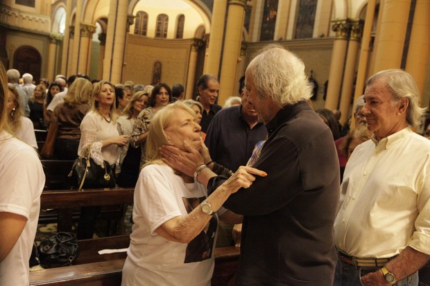 Anita, viúva de Miele, recebe o carinho de Erasmo Carlos durante missa no Rio (Foto: Isac Luz/EGO)