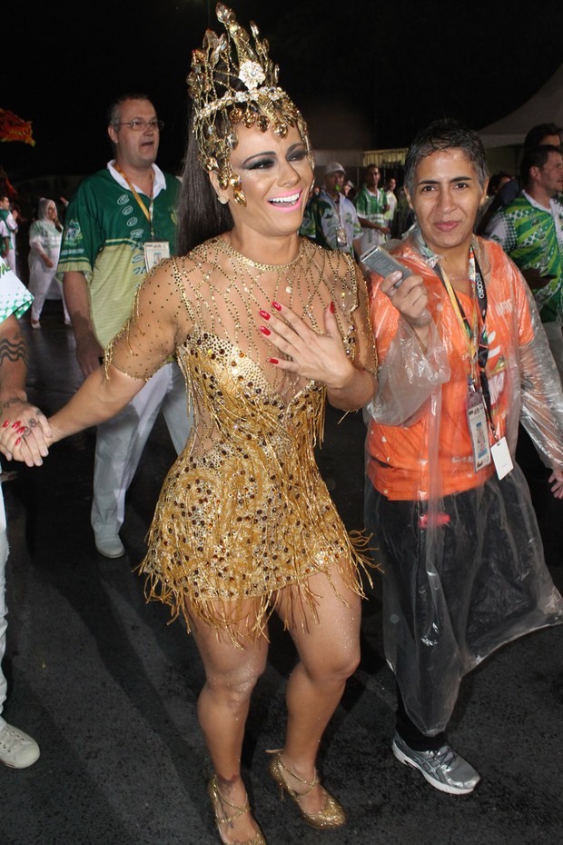 Viviane Araújo chega para o desfile em São Paulo (Foto: Celso Tavares / EGO)