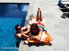 Sofia Vergara toma sol de biquíni e camiseta na piscina