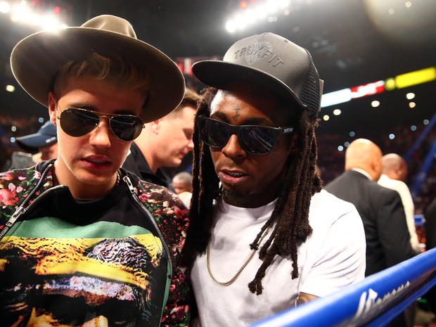 Justin Bieber e Lil Wayne assistem a luta de boxe em Las Vegas, nos Estados Unidos (Foto: Mark J. Rebilas/ Reuters)