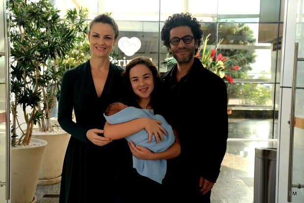 Carolina Kasting deixa a maternidade com a família (Foto: Vinicios Marinho / Brazil News)