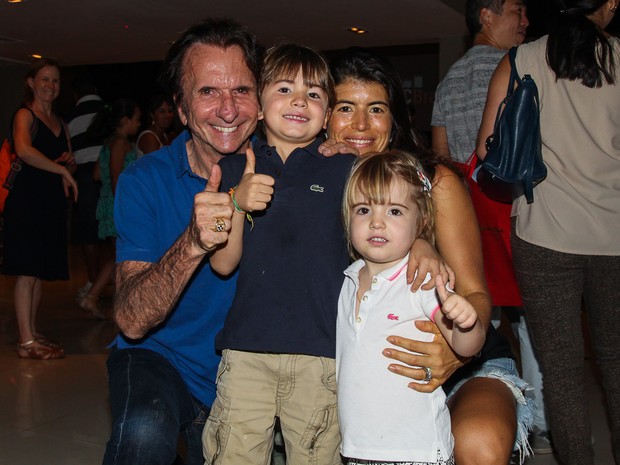 Emerson Fittipaldi e a mulher, Rossana, com os filhos Emmo e Vitoria em show em São Paulo (Foto: Manuela Scarpa/ Foto Rio News)