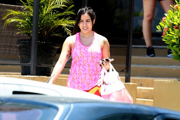 Anitta saindo de academia na Barra (Foto: Dilson Silva/ AgNews)
