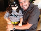 Filha de Jayme Monjardim aparece com roupa de Batman