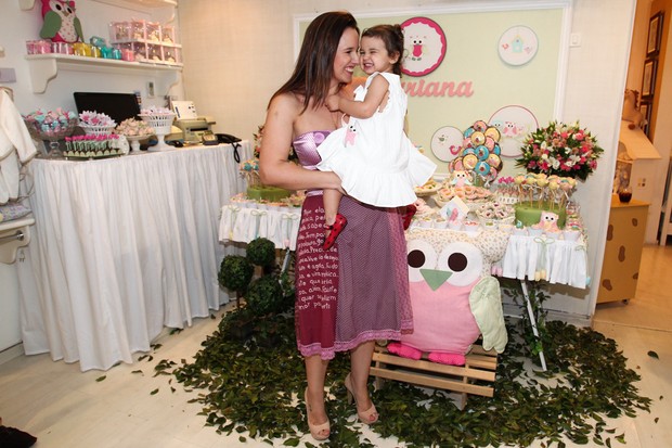 Mariana Belém com a filha  (Foto: Manuela Scarpa/Foto Rio News)