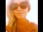 Ex-BBB Renatinha aproveita dia de sol na praia: 'Só no bronze'