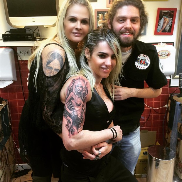 Monique Evans ganha tatuagem de Caca Werneck (Foto: Instagram / Reprodução)