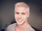 Ex-BBB Jonas posa com cabelo loiro e desabafa em rede social