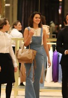 Bruna Marquezine usa bolsa de R$10 mil em passeio pelo shopping
