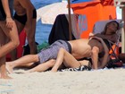 Beijão entre Fernanda Lima e Rodrigo Hilbert esquenta areia da praia