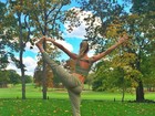 Gisele Bündchen mostra elasticidade em dia de ioga no parque