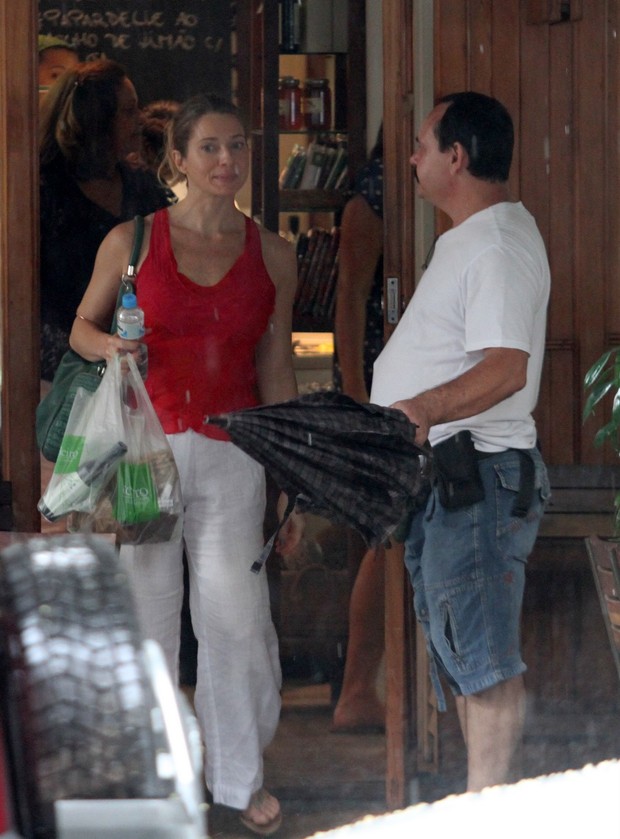 Letícia Spiller saindo de restaurante no Leblon (Foto: Wallace Barbosa / AgNews)