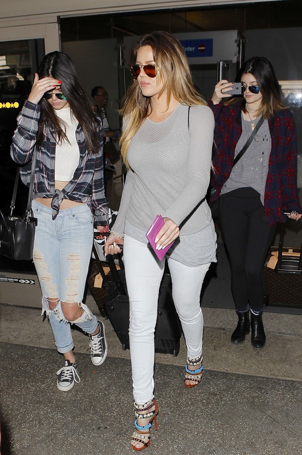 X17 - Khloe Kardashian, Kendall e Kylie Jenner desembarcam em aeroporto em Los Angeles, nos Estados Unidos (Foto: X17online/ Agência)