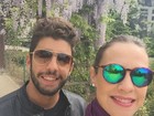 Luana Piovani curte passeio romântico com marido nas férias