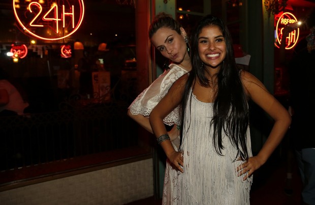 Ex-BBBs Ana Paula e Munik em festa em restaurante na Zona Oeste do Rio (Foto: Marcos Serra Lima/ EGO)