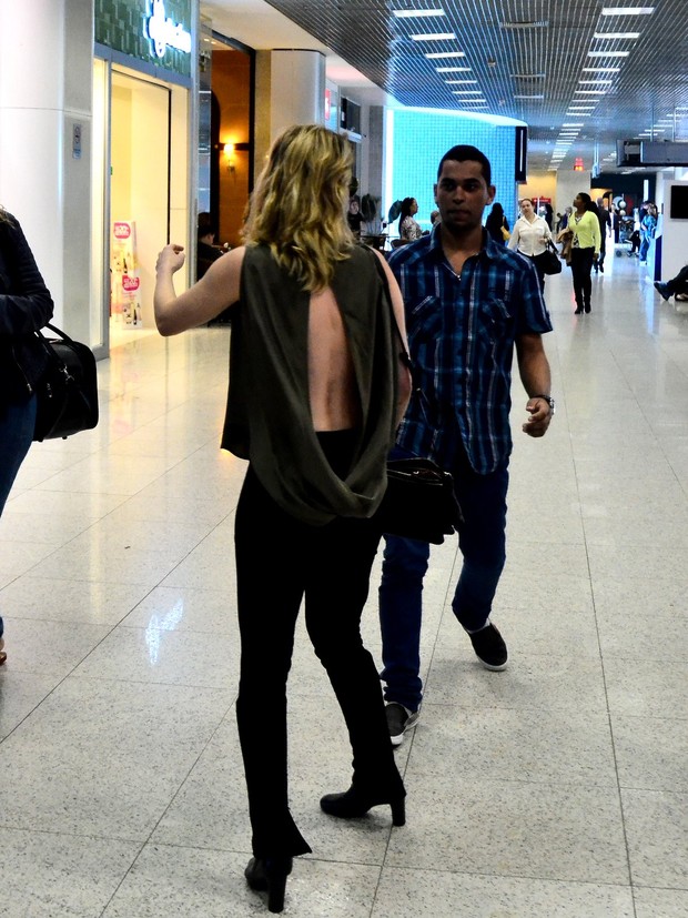 Mariana Ximenes no aeroporto Santos Dumont (Foto: William Oda / AgNews)