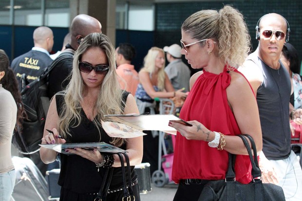 Ex-paquitas da Xuxa, Catia Paganote e Priscila Couto, autografam disco no aeroporto (Foto: Orlando Oliveira /AgNews)