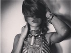 Look decotado revela tatuagem que Rihanna tem abaixo dos seios
